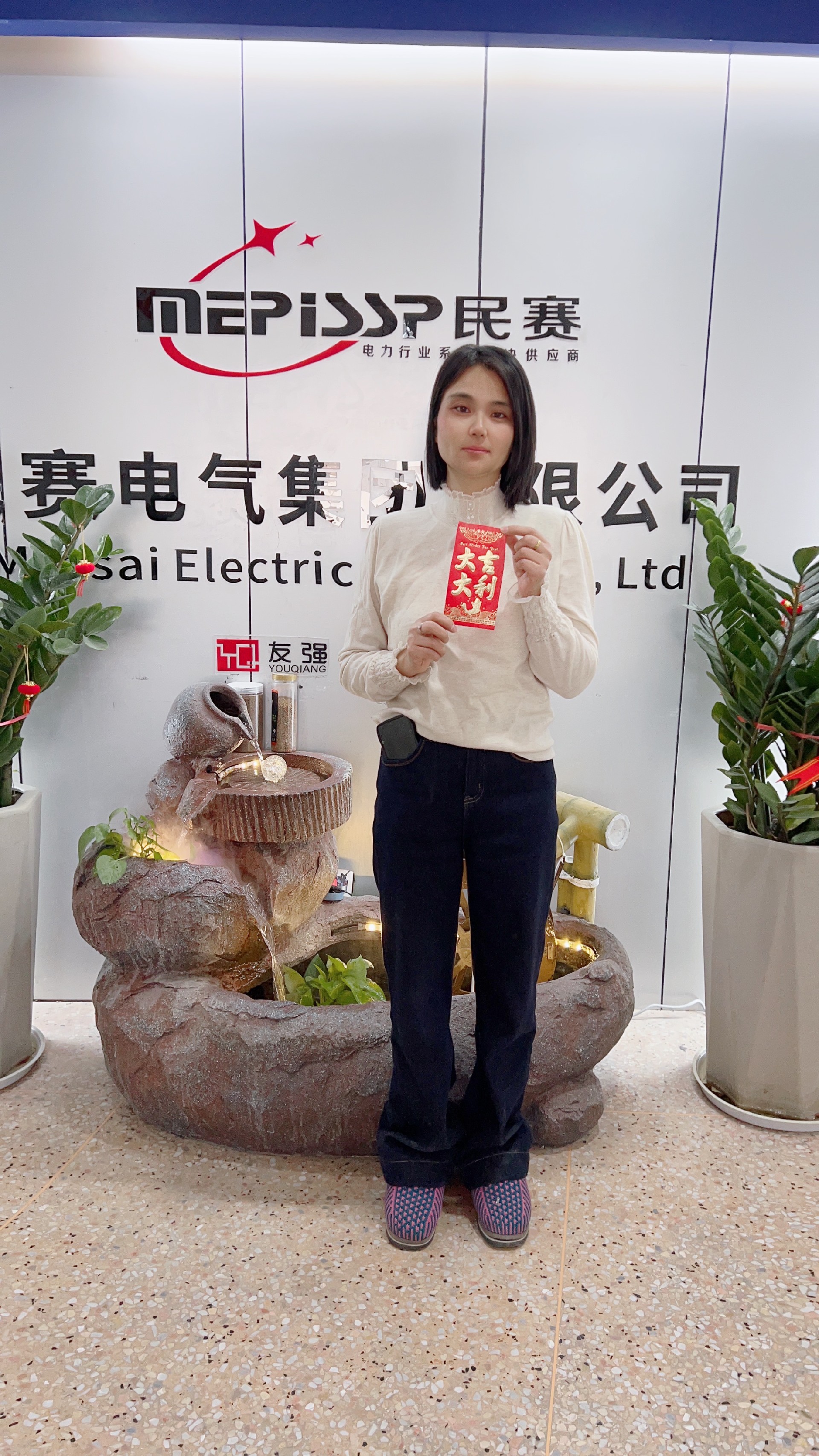 两位仓管兢兢业业，用心完成客户交代的每一份托福，经常工作到忘我的状态，今日是他俩的生日，愿身体健康，家庭幸福，开心快乐。